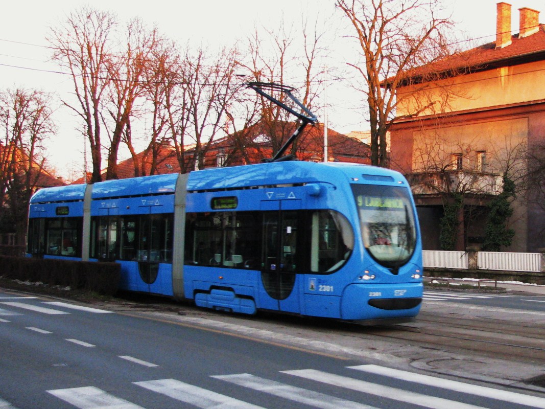 Tramvaj (ZET) TMK 2300 (Shorty). Kraća inačica modela 2200